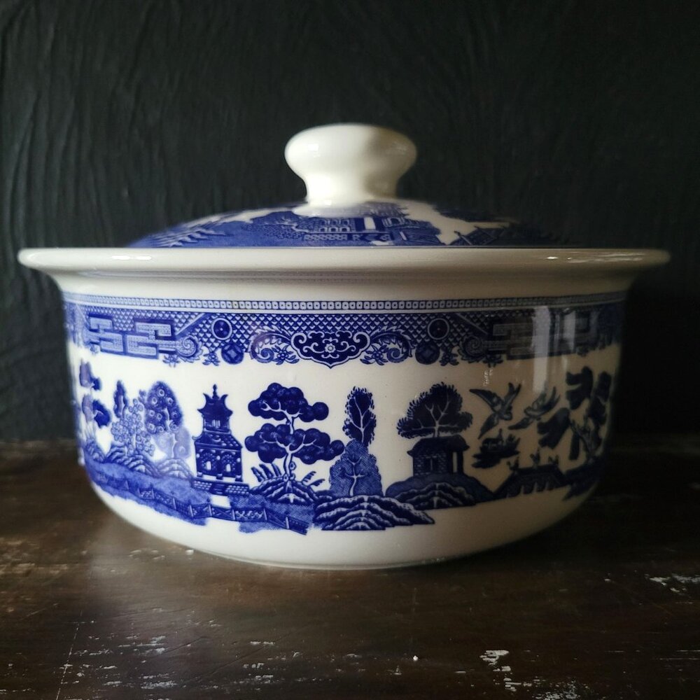 Johnson Brothers Blue Willow Covered Casserole Dish Porcelain 2 Qt, Chinoiserie